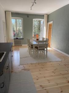 eine Küche und ein Esszimmer mit einem Tisch und Stühlen in der Unterkunft Lägenhet Söder om Landsvägen C in Skivarp