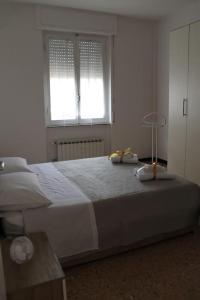 Un dormitorio blanco con una cama grande y una ventana en Cinque Terre Boito Apartament, en La Spezia