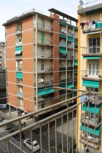 un edificio alto con coches estacionados frente a él en Cinque Terre Boito Apartament en La Spezia