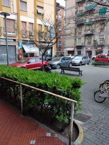 una calle de la ciudad con coches aparcados y un banco en Cinque Terre Boito Apartament en La Spezia