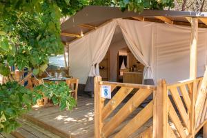 duży namiot z napisem w obiekcie Camping Village Santapomata w mieście Castiglione della Pescaia