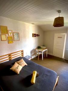 um quarto com uma cama azul com uma meia amarela em Studio Nature, proche du centre-ville em Dijon