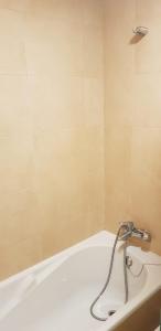 ein Badezimmer mit einer Badewanne mit einem Wasserhahn in der Unterkunft Maravilloso apartamento en Villagarcia de Arosa in Vilagarcia de Arousa