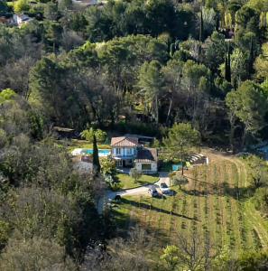 uma vista aérea de uma casa com um rio em Le Paradis de Clarisse em Trets