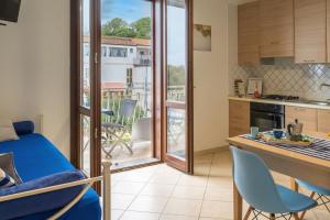 eine Küche und ein Wohnzimmer mit Blick auf einen Balkon in der Unterkunft Appartamenti Letizia in Casal Velino