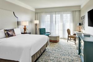 um quarto de hotel com uma cama grande e uma secretária em Renaissance Birmingham Ross Bridge Golf Resort & Spa em Hoover