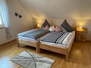 - une chambre avec un lit et des oreillers dans l'établissement Gästehaus Schneider, à Eppishausen
