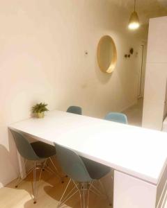 a meeting room with a white table and chairs at Appartement au Centre Ville in Brussels