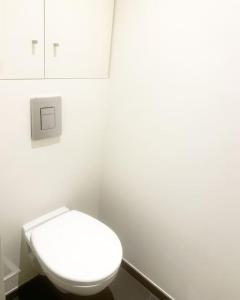 a bathroom with a white toilet in a room at Appartement au Centre Ville in Brussels