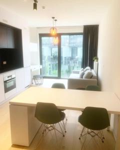 cocina y sala de estar con mesa y sillas en Appartement au Centre Ville, en Bruselas
