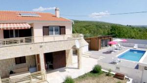 eine Villa mit einem Pool und einem Haus in der Unterkunft Villa RoseMary near Split in Donje Ogorje