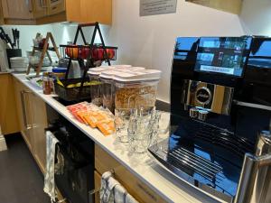 cocina con encimera y cafetera en The Riverhouse, en Cardiff