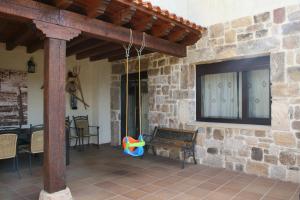 un patio con parete in pietra e panca di La Cantarilla 258 a Aldehuela del Rincón