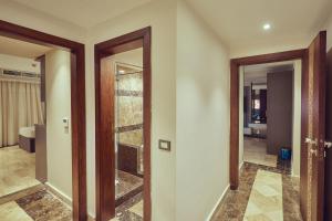 A bathroom at Grand Hotel Port Said Még 28 kép