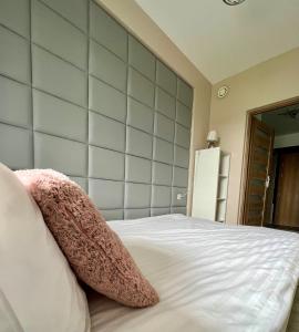 - une chambre avec un lit blanc et 2 oreillers dans l'établissement Apartament Presto 17 by Housine, à Zator