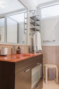 a bathroom with a red sink and a mirror at Unifamiliar Europa in Ciudad Real