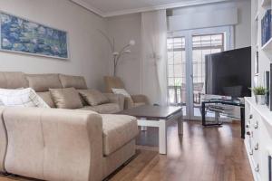 un soggiorno con divano e tavolo di Unifamiliar Europa a Ciudad Real