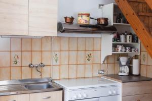 eine Küche mit einer Spüle und einer Arbeitsplatte in der Unterkunft Casa Celestino in Trarego Viggiona