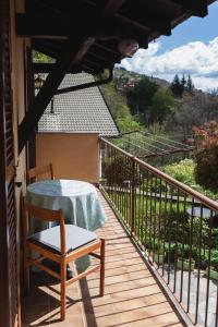 einen Tisch und einen Stuhl auf einem Balkon mit Aussicht in der Unterkunft Casa Celestino in Trarego Viggiona