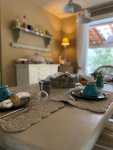una mesa con platos y tazas encima en L'Eveil en Provence, en Entrecasteaux