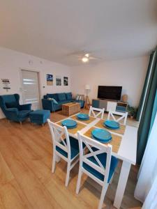 un salon avec une table avec des assiettes bleues dessus dans l'établissement Dom nad morzem, basen, plaża, siłownia, plac zabaw, kort tenisowy, à Ustronie Morskie