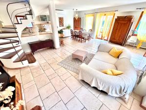 Casa Nicosandi في مالسيسيني: غرفة معيشة مع أريكة وطاولة