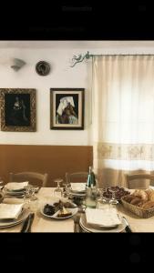 una mesa con platos de comida encima en Hotel La Capannina, en Aritzo