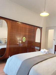 1 dormitorio con cabecero de madera y 1 cama en H&R's Room, en Turín