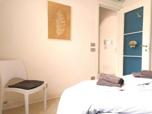 um quarto com uma cama, uma mesa e uma cadeira em Casa Su Soli Sardu II - Sea View em Codaruina