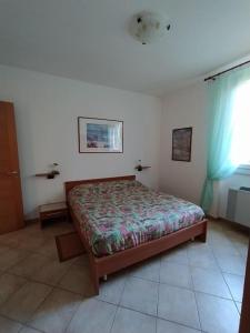 1 dormitorio con 1 cama en una habitación en La casa sul lago, en  Monvalle 
