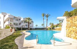 ミハス・コスタにあるAmazing Apartment In Mijas Costa With Outdoor Swimming Poolの建物前のスイミングプール