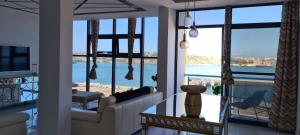 ein Wohnzimmer mit Blick auf den Strand in der Unterkunft Cazinos Apartamento 2 in Praia