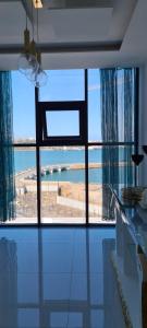 Zimmer mit einem großen Fenster mit Blick auf den Strand in der Unterkunft Cazinos Apartamento 2 in Praia