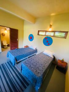 1 dormitorio con 2 camas y ventana en BeachResidence- KiteAliCori en Luis Correia