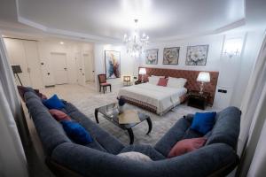 Metelitsa Hotel في كاراغاندي: غرفة معيشة كبيرة مع سرير وأريكة