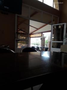 comedor con mesa grande y sillas en Hôtel ALMUNECAR, en Alhucemas