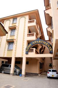 um grande edifício de apartamentos com uma placa em Kache's homes em Mombasa