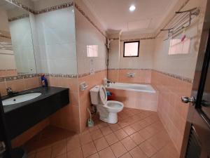 La salle de bains est pourvue d'un lavabo, de toilettes et d'une baignoire. dans l'établissement Ayume Homestay Marina Court Condominium, à Kota Kinabalu