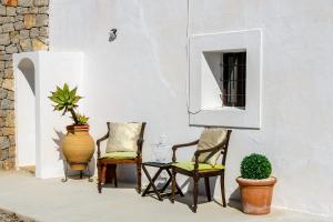 a group of chairs and plants on a patio at Villa Can Pep D'en Puig in Sant Mateu d’Albarca