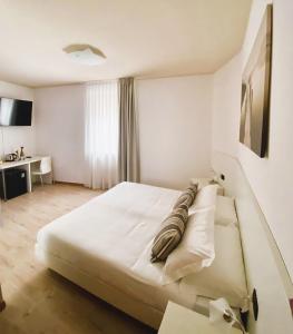 Cette chambre comprend un lit et un bureau. dans l'établissement Alle Porte, à Riva del Garda