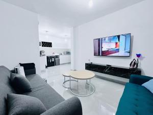 New! Your home in Israel Luxury Suite في بات يام: غرفة معيشة مع أريكة وطاولة