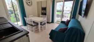 ein Wohnzimmer mit einem blauen Sofa und einem Tisch in der Unterkunft Villa Gisira - Luxury SPA in Brucoli
