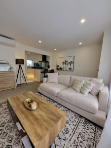 un soggiorno con divano e tavolino da caffè di Inner City 2 Bedroom Unit a Hamilton