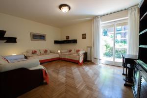 - un salon avec deux lits et une grande fenêtre dans l'établissement Elegante appartamento di 200 mq con vista a Sanremo, à Sanremo