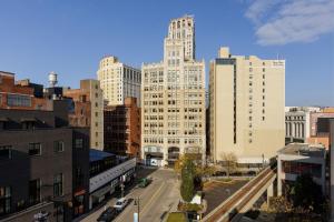 z góry widok na miasto z wysokimi budynkami w obiekcie Element Detroit at the Metropolitan w mieście Detroit
