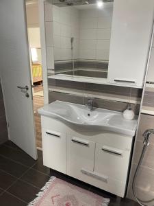een badkamer met een wastafel en een spiegel bij Apartment Balicevac2 Ilidza in Sarajevo