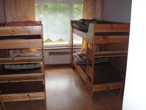 ヴィスワにあるOśrodek Narciarski Stożekの二段ベッド2台と窓が備わる客室です。