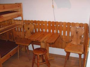 a wooden table and two chairs next to a bunk bed at Ośrodek Narciarski Stożek in Wisła