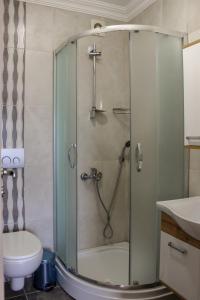 Un baño con ducha, inodoro y lavabo. en Sawsana Villalari, en Sapanca