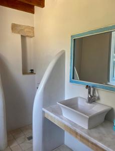 Apanemo في Grikos: حمام مع حوض ومرآة